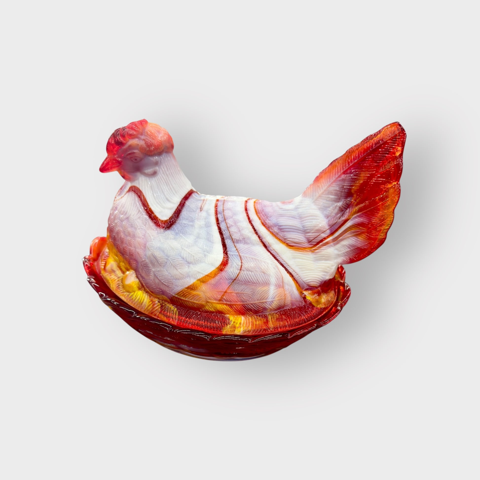 🐔 Red & White Slag Glass Hen on Nest – Vintage Charm in Every Feather